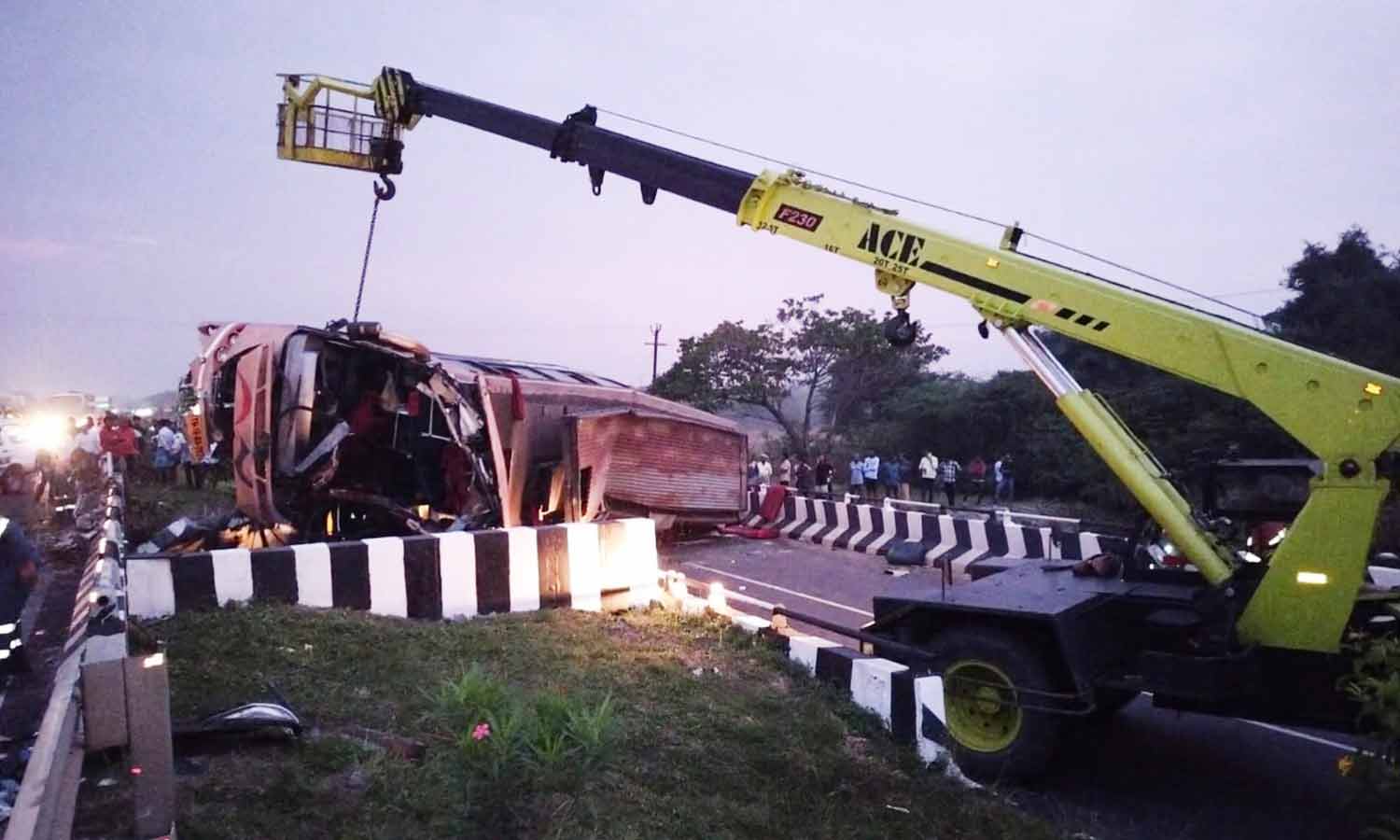 சென்னையில் இருந்து கன்னியாகுமரி சென்ற ஆம்னிபஸ் கவிழ்ந்து பயணி பலி- 27 பேர் படுகாயம்