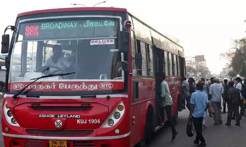 பேருந்துகளை இயக்கும்போது ஓட்டுநர் செல்போன் பயன்படுத்தினால் சஸ்பெண்ட்