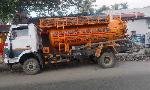 கேரளாவில் இருந்து கழிவு பொருட்கள் ஏற்றி வந்த வாகனங்கள் பறிமுதல்- 2 டிரைவர்கள் கைது