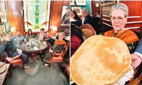 பாராளுமன்ற விவாதத்திற்கு பிறகு குடும்பத்தினருடன் ஓட்டலில் உணவருந்தி மகிழ்ந்த ராகுல்