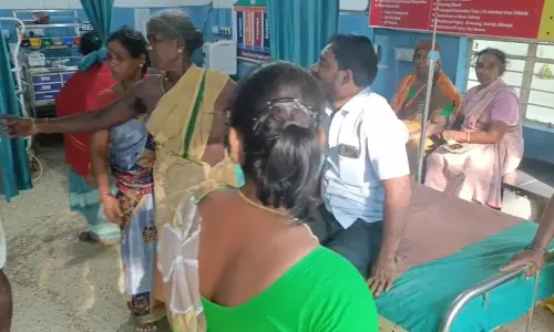 திண்டிவனம் அருகே சென்டர் மீடியனில் வேன் மோதி 15 பக்தர்கள் படுகாயம்