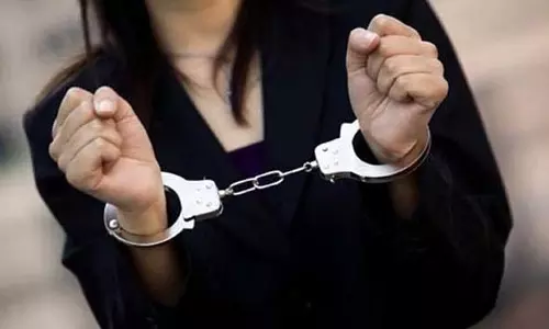 ஆன்லைன் மேட்ரிமோனி மூலம் 3 பேரை ஏமாற்றி திருமணம்-  ரூ.1.21 கோடி மோசடி செய்த இளம்பெண் கைது