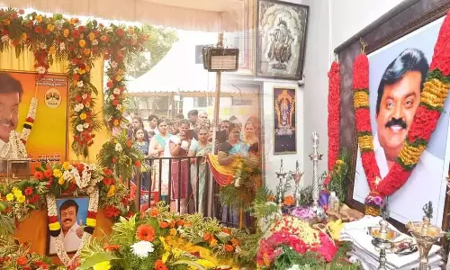 விஜயகாந்த் முதலாமாண்டு நினைவு தினக்கூட்டம்- மு.க.ஸ்டாலினுக்கு நேரில் அழைப்பு விடுத்த தேமுதிக