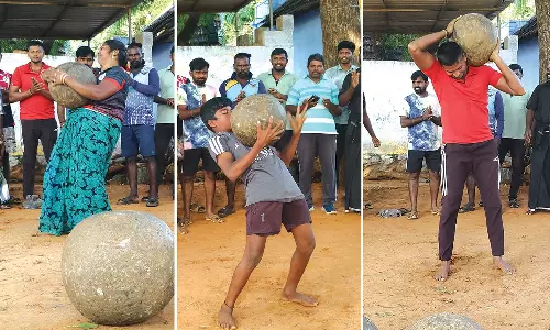 பொங்கல் விளையாட்டு போட்டிகளுக்காக இளவட்டக்கல் தூக்கி பெண்கள், வாலிபர்கள் தீவிர பயிற்சி