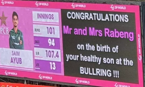 மைதானத்தில் குழந்தையை பெற்றெடுத்த ரசிகை- அறிவிப்பு பலகையில் வாழ்த்து