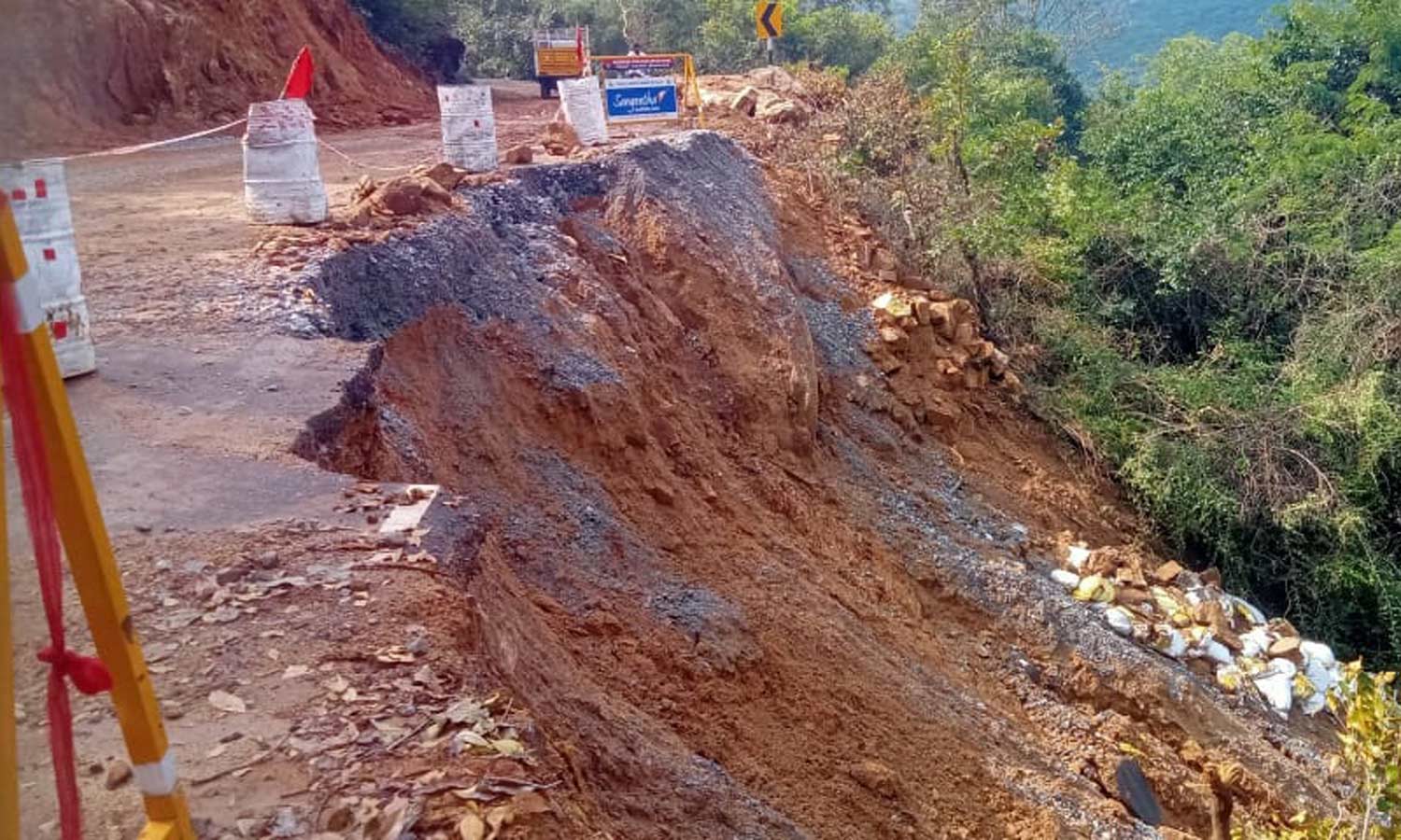 சித்தேரி மலை சாலையில் மீண்டும் மண் சரிவு- பேருந்துகள் நிறுத்தப்பட்டதால் பொதுமக்கள் அவதி