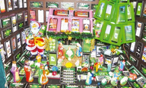 டம்மி செல்போன்களால் உருவான கிறிஸ்துமஸ் குடில்- அரசு பள்ளி ஆசிரியர் அசத்தல்