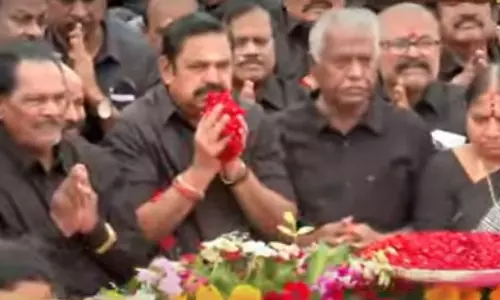 37-வது நினைவு நாள்: எம்.ஜி.ஆர். நினைவிடத்தில் எடப்பாடி பழனிசாமி மலர் தூவி மரியாதை