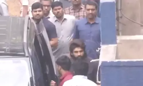 கூட்ட நெரிசலில் சிக்கி பெண் உயிரிழந்த விவகாரம்- அல்லு அர்ஜூன் காவல்நிலையத்தில் ஆஜர்