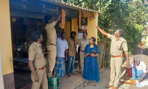 யானையை விரட்ட வீட்டு முன்பு மிளகாய் பொடி கரைசல் துணி கட்டும் வனத்துறையினர்