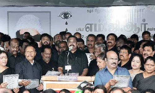 எம்.ஜி.ஆர் நினைவு நாள்: எடப்பாடி பழனிசாமி தலைமையில் அதிமுகவினர் உறுதிமொழி