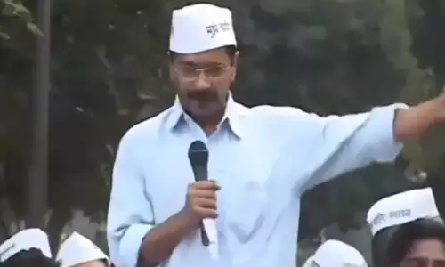 குடித்துவிட்டு அரசியலமைப்பு எழுதினர்-பரவும் கெஜ்ரிவாலின் பழைய வீடியோ: வழக்கு தொடர்ந்த ஆம் ஆத்மி