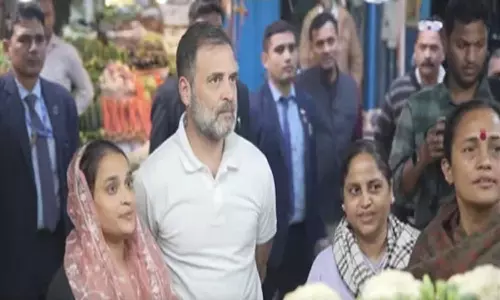 டெல்லி காய்கறி சந்தையில் விலைவாசி உயர்வு குறித்து பொதுமக்களிடம் கேட்டறிந்த ராகுல் காந்தி