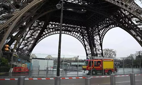 ஈபிள் டவரில் திடீர் தீ விபத்து: சுற்றுலா பயணிகள் அதிர்ச்சி