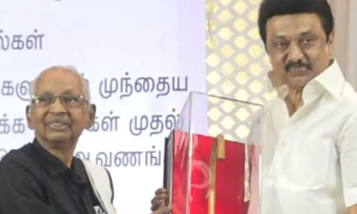 பெரியாரின் கைத்தடியை பரிசாக பெற்றது பெரும் பேறு- மு.க.ஸ்டாலின் பெரியாரின் கைத்தடியை பரிசாக பெற்றது பெரும் பேறு- மு.க.ஸ்டாலின்