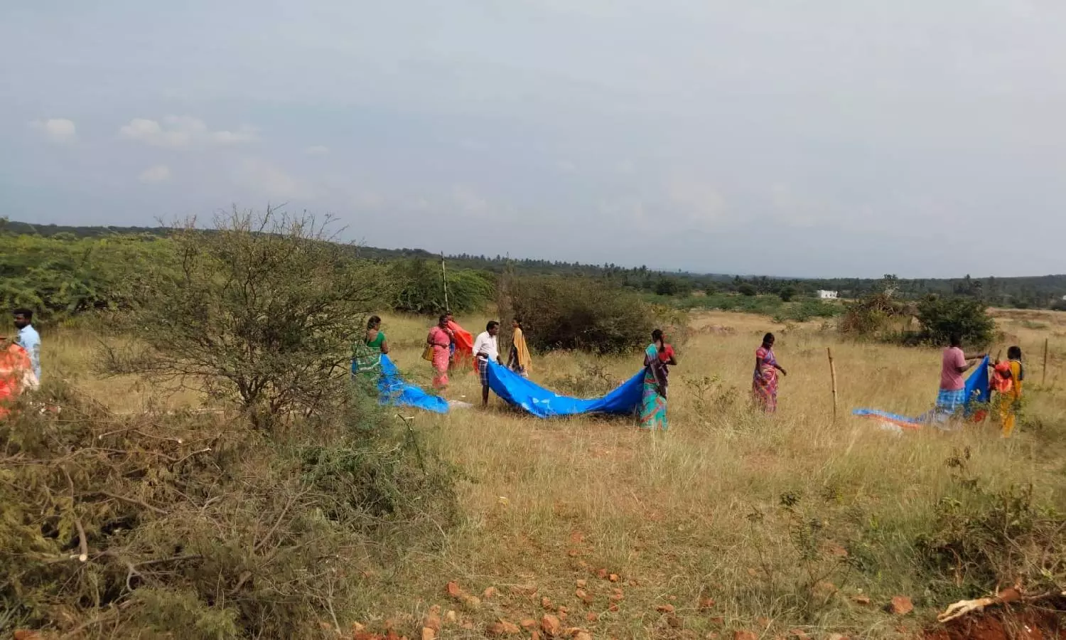இலவச வீட்டுமனை பட்டா வழங்காததால் அரசு நிலத்தில் குடியேற முயன்ற பொதுமக்கள் இலவச வீட்டுமனை பட்டா வழங்காததால் அரசு நிலத்தில் குடியேற முயன்ற பொதுமக்கள்