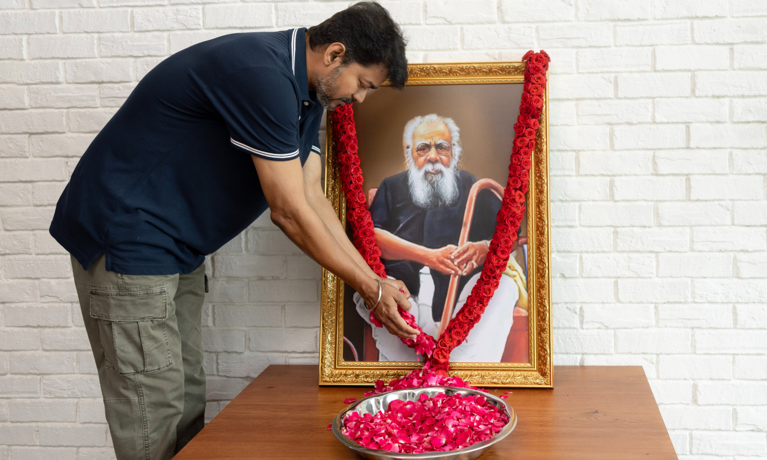 தந்தை பெரியார் படத்திற்கு த.வெ.க. தலைவர் விஜய் மரியாதை