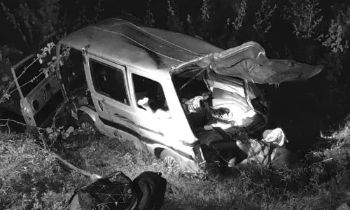 எட்டயபுரம் அருகே நின்ற கார் மீது வாகனம் மோதல்- 3 பேர் பலி