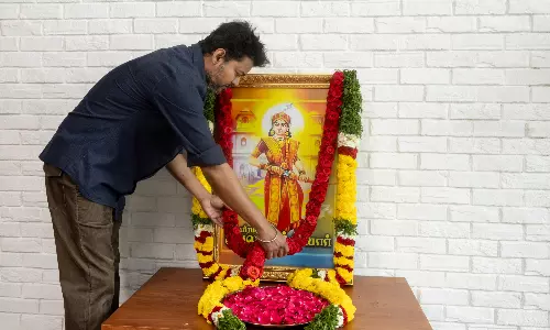 வீரமங்கை வேலுநாச்சியார் நினைவு நாள்.. உருவப்படத்திற்கு த.வெ.க. தலைவர் விஜய் மரியாதை