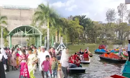 கிறிஸ்துமஸ் விடுமுறையையொட்டி ஏற்காட்டில் குவிந்த சுற்றுலாப் பயணிகள்