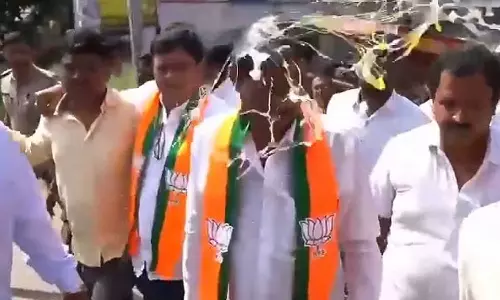 பெங்களூரில் பாஜக எம்.எல்.ஏ. மீது முட்டை வீச்சு - அதிர்ச்சி வீடியோ