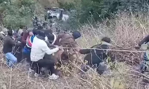 உத்தரகாண்ட் பள்ளத்தாக்கில் பேருந்து கவிழ்ந்து விபத்து: 4 பேர் உயிரிழப்பு- 24 பேர் படுகாயம்