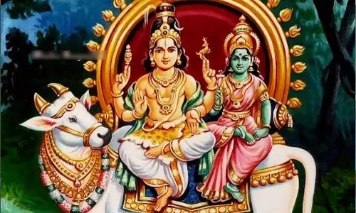 பிரதோஷ நாளில் பிரகாரத்தை மும்முறை வலம் வரும் ஈசன்