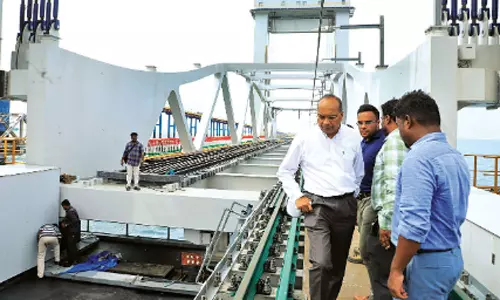 பாம்பன் புதிய பாலத்தை ரெயில்வே மந்திரி விரைவில் ஆய்வு