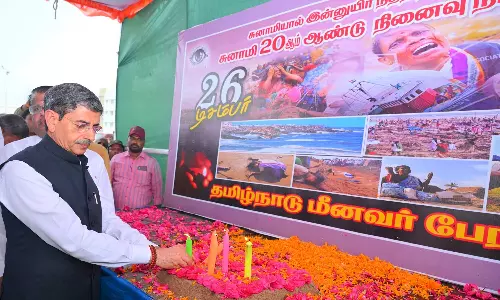 சுனாமி நினைவு தினம்- நொச்சிக்குப்பம் கடற்கரையில் கவர்னர் அஞ்சலி