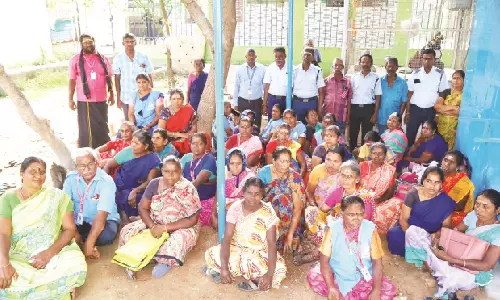 சம்பள உயர்வு கோரி.... திருப்பூர் அரசு ஆஸ்பத்திரி தூய்மை பணியாளர்கள் `திடீர் போராட்டம்