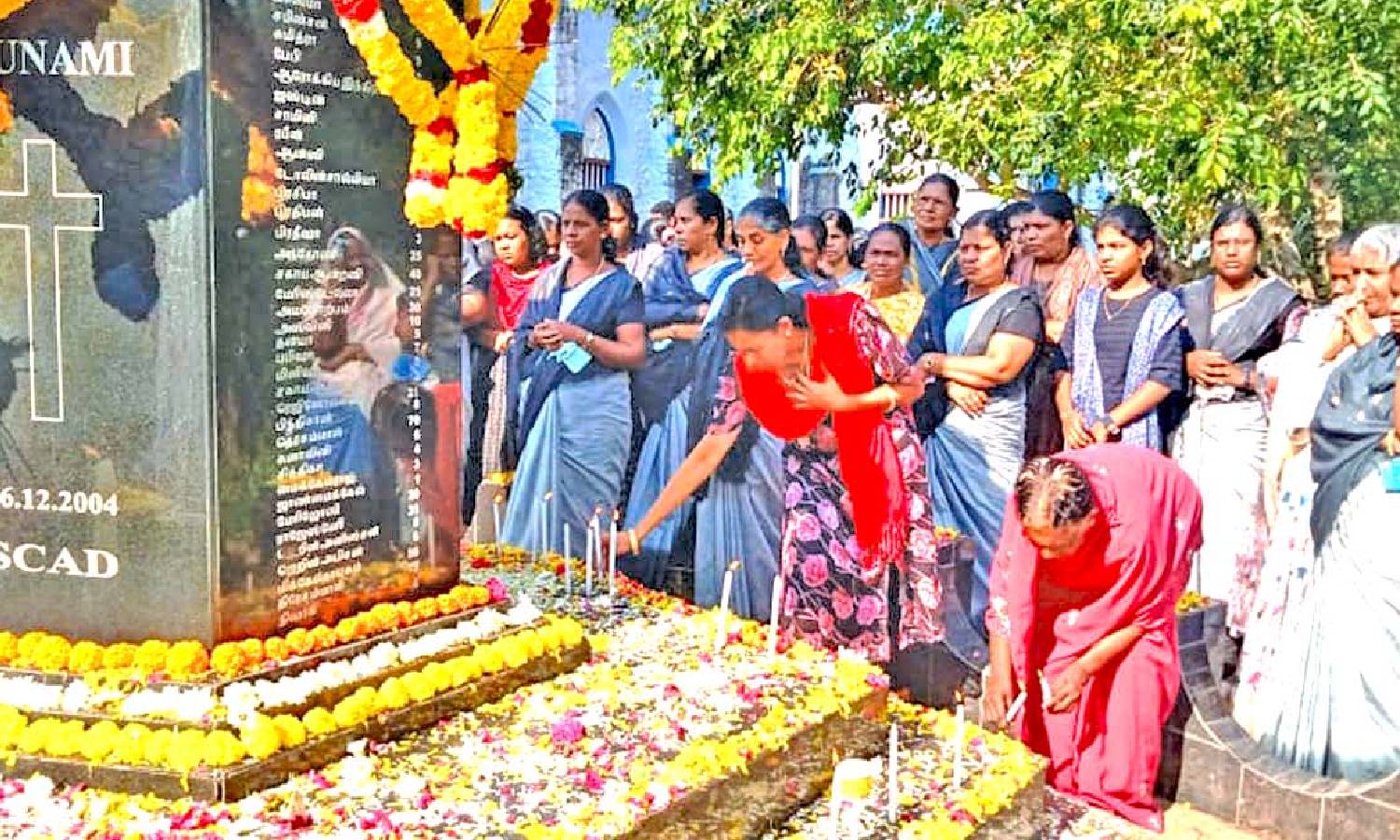 சுனாமி 20-வது ஆண்டு நினைவுதினம்: சுனாமி ஸ்தூபிகளில் பொதுமக்கள் மெழுகுவர்த்தி ஏந்தி மலர் அஞ்சலி