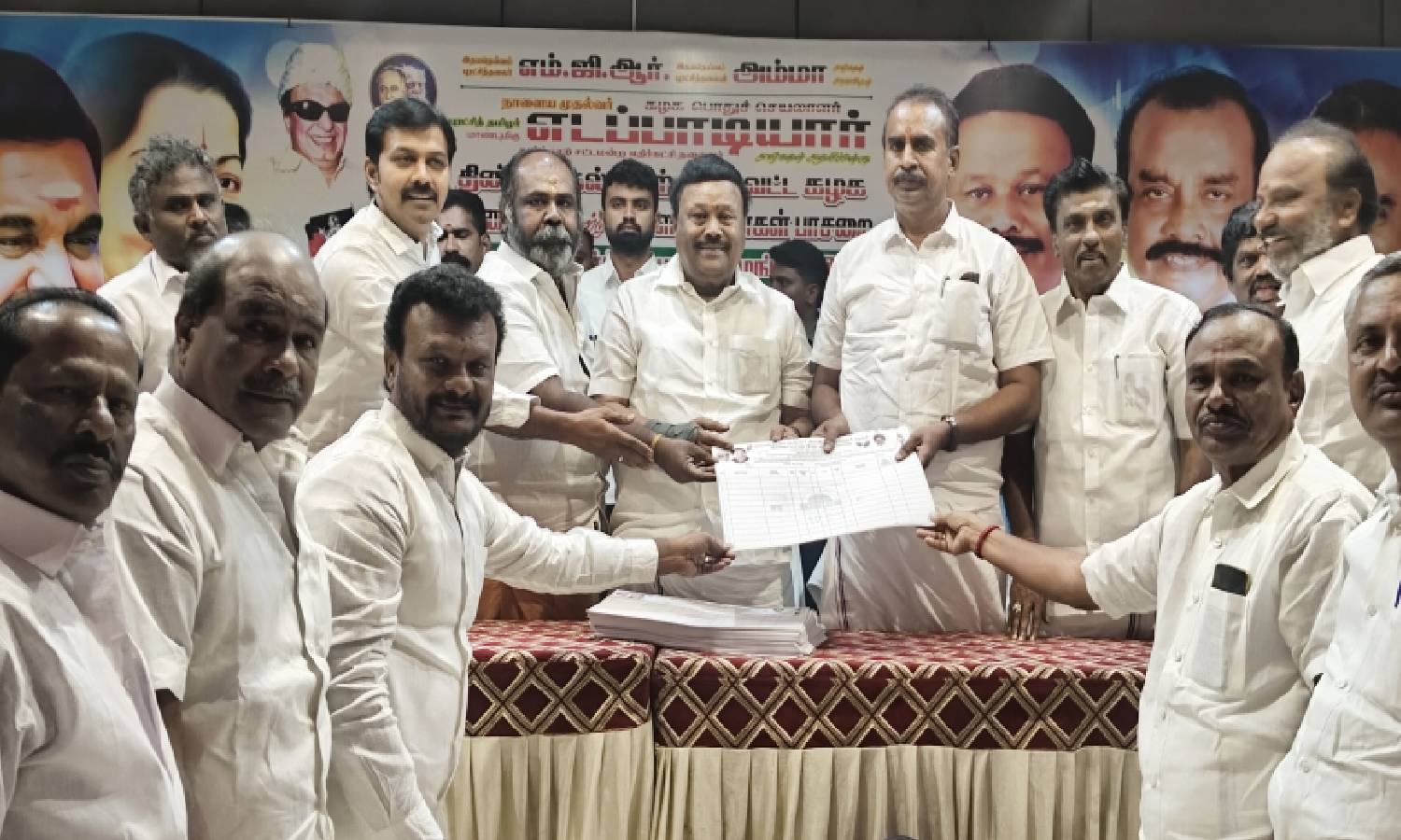 அ.தி.மு.க.வில் அதிக இளைஞர்களை சேர்க்க நிர்வாகிகள் கடுமையாக உழைக்க வேண்டும்- வேலுமணி