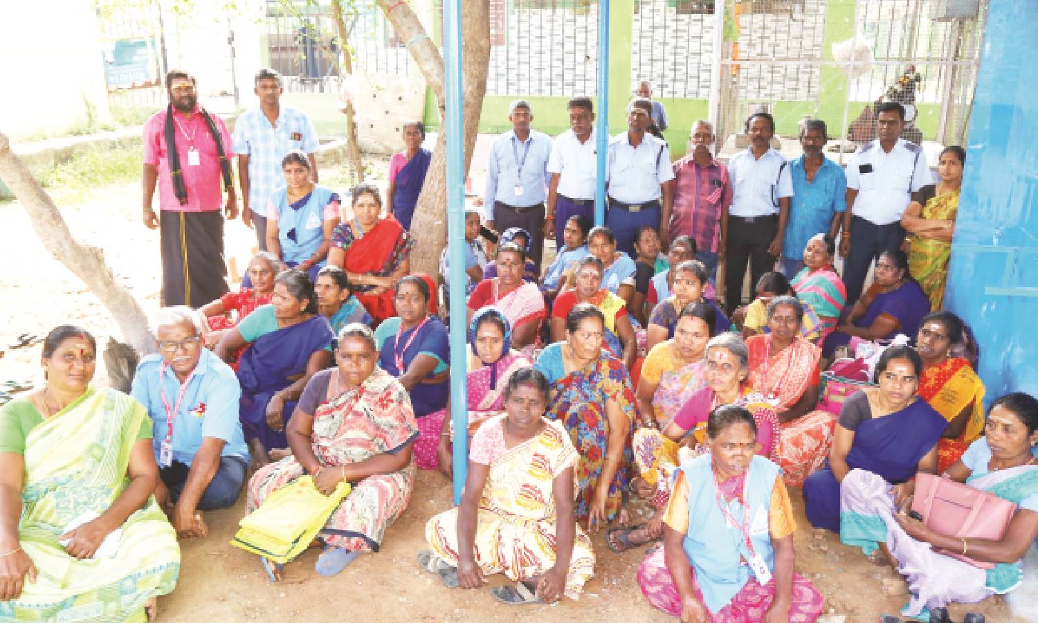 சம்பள உயர்வு கோரி.... திருப்பூர் அரசு ஆஸ்பத்திரி தூய்மை பணியாளர்கள் `திடீர்' போராட்டம்