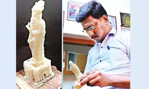 அரிசியில் உருவான 3 அங்குல உயர திருவள்ளுவர் சிலை- ஆசிரியர் அசத்தல்