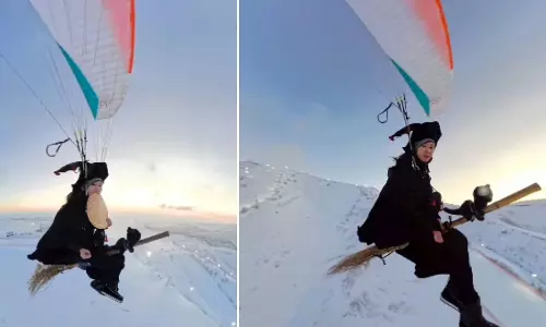 நடுவானில் துடைப்பத்தில் பறந்த இளம்பெண்- வீடியோ வைரல்