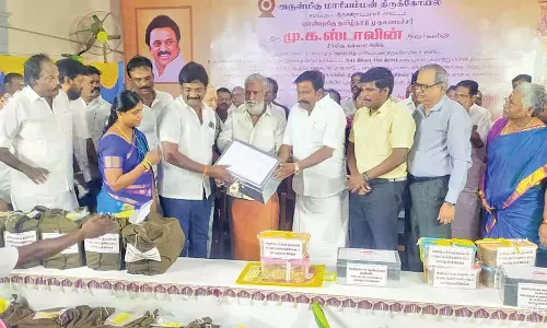 சமயபுரம் மாரியம்மன் கோவிலில் காணிக்கையாக கிடைத்த தங்கங்களை வங்கியில் முதலீடு செய்வதற்கு ஒப்படைக்கும் நிகழ்ச்சி- அமைச்சர்கள் பங்கேற்பு