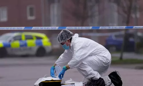 இங்கிலாந்தில் 2 பெண்கள் குத்திக்கொலை