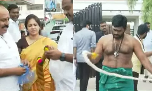 கொண்டு வந்தது ஒன்று.. அடித்துக் கொண்டது மற்றொன்று.. மாறியதா சாட்டை..? விமர்சிக்கும் இணையவாசிகள்