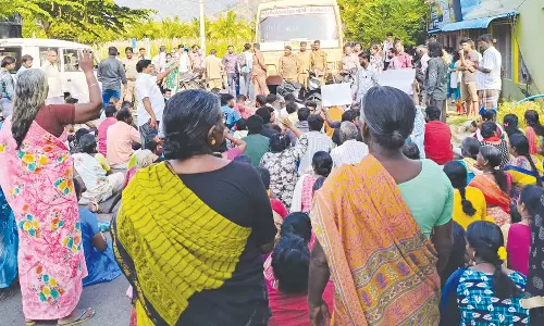 இறச்சகுளம் அருகே பொதுமக்கள் சாலை மறியல்- அரசு பஸ்கள் சிறைபிடிப்பு