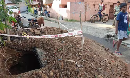 ஆழ்வார் திருநகரில் ஆளை விழுங்கும் பள்ளம்: வாகன ஓட்டிகள் தடுமாற்றம்