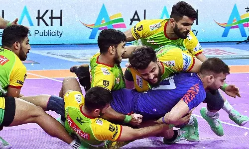 புரோ கபடி லீக்: டெல்லியை வீழ்த்தி திரில் வெற்றி பெற்று இறுதிப்போட்டிக்கு முன்னேறியது பாட்னா