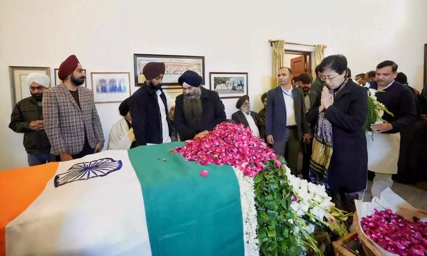 டெல்லி மாநில முதல்வர் அதிஷி, மறைந்த முன்னாள்... ... முன்னாள் பிரதமர் மன்மோகன் சிங் உடலுக்கு ஜனாதிபதி திரவுபதி முர்மு அஞ்சலி... லைவ் அப்டேட்ஸ்