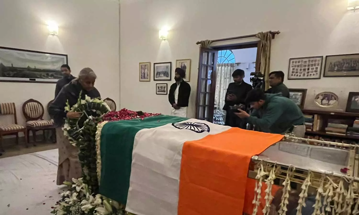 மத்திய நிதியமைச்சர் நிர்மலா சீதாராமன், மறைந்த... ... முன்னாள் பிரதமர் மன்மோகன் சிங் உடலுக்கு ஜனாதிபதி திரவுபதி முர்மு அஞ்சலி... லைவ் அப்டேட்ஸ்