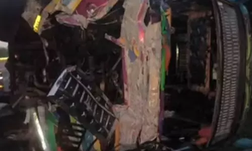 தேனி அருகே காரும் வேனும் நேருக்கு நேர் மோதி விபத்து- 3 பேர் உயிரிழப்பு