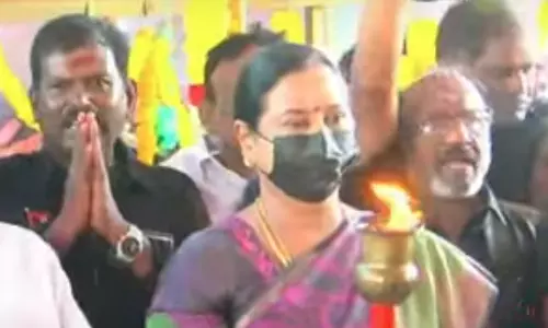 முதலாம் ஆண்டு நினைவு தினம்- விஜயகாந்த் நினைவிடத்தில் பிரேமலதா அஞ்சலி