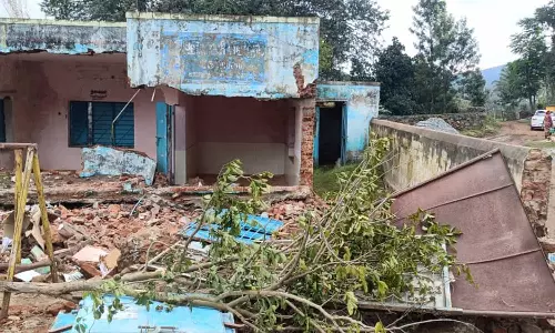 ஊராட்சி மன்ற அலுவலக கட்டிடத்தை இடிக்கும் போது சுவர் விழுந்து தொழிலாளி பலி