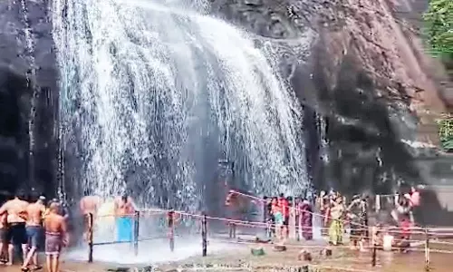 பழைய குற்றால அருவியில் சுற்றுலா பயணிகள் குளிக்க அனுமதி