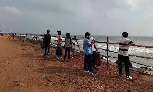 புத்தாண்டு கொண்டாட்டத்திற்கு வரும் சுற்றுலா பயணிகள் கடலில் இறங்காமல் இருக்க தடுப்புகள் அமைப்பு