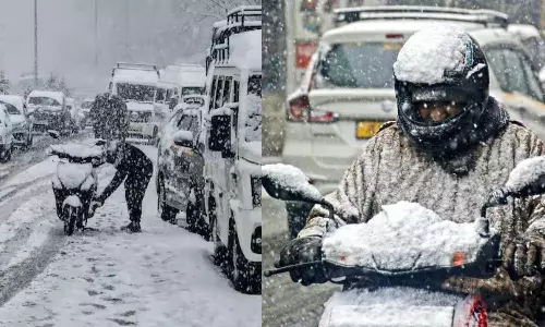 ஜம்மு காஷ்மீரில் கடும் பனிப்பொழிவு.. நெரிசலில் 2000 வாகனங்கள் - இமாச்சலில் 5000 டூரிஸ்டுகள் மீட்பு