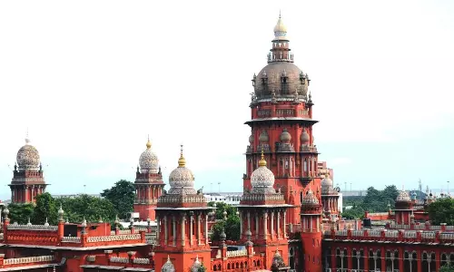 மாணவிக்கு ரூ.25 லட்சம் இழப்பீடு, விசாரணைக்கு 3 பெண் ஐ.பி.எஸ். அதிகாரிகள்: ஐகோர்ட் அதிரடி